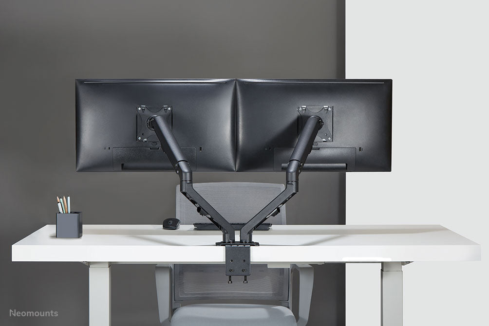 A Neomounts FPMA-D650D fekete egy full motion asztali tartó legfeljebb 27 hüvelykes (69 cm) képernyőkhöz.