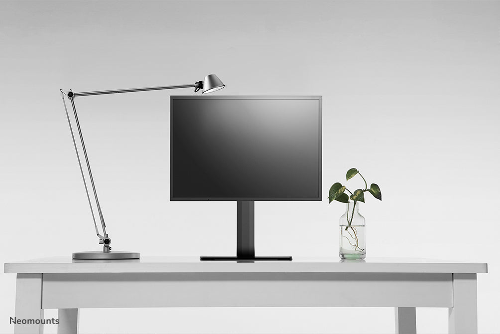 A Neomounts FPMA-D865 fekete egy asztali tartó legfeljebb 32 hüvelykes (81 cm) lapos képernyőkhöz.