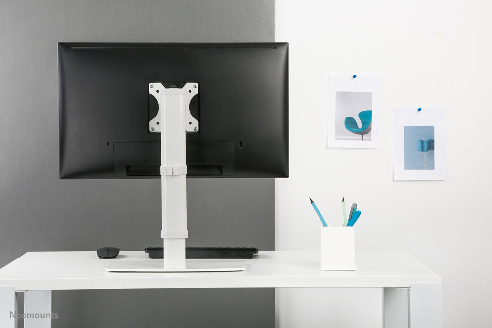 A Neomounts FPMA-D890 fehér egy asztali tartó legfeljebb 30 hüvelykes (76 cm) lapos képernyőkhöz.