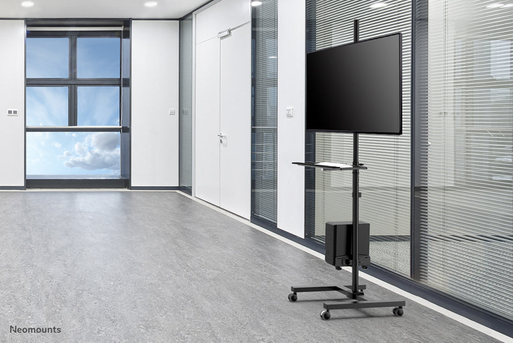 A Neomounts FPMA-MOBILE1700 egy guruló munkaállomás monitorhoz (max. 32 hüvelyk/81 cm), PC-hez, billentyűzethez és egérhez.