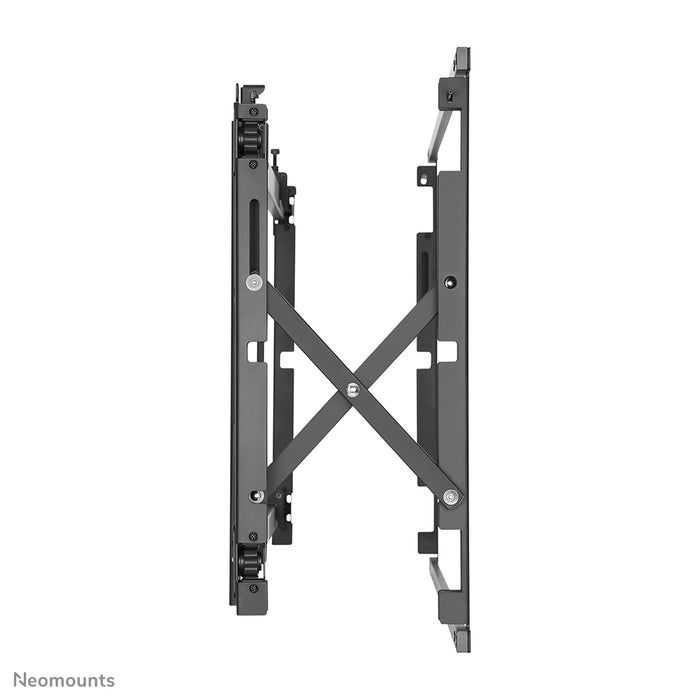 A Neomounts LED-VW1750 fekete egy sík video wall fali tartó akár 55 hüvelykes (140 cm) képernyőkhöz.