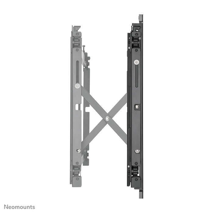 A Neomounts LED-VW1750 fekete egy sík video wall fali tartó akár 55 hüvelykes (140 cm) képernyőkhöz.