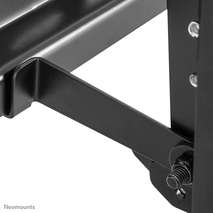 A Neomounts LED-VW500 fekete egy sík video wall fali tartó akár 75 hüvelykes (191 cm) képernyőkhöz.