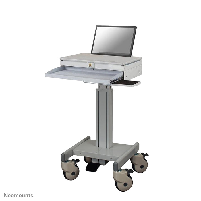 A Neomounts MED-M100 egy guruló munkaállomás laptop, billentyűzet és egér számára.