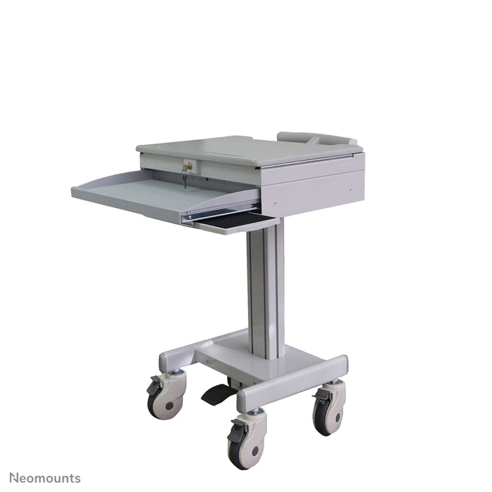 A Neomounts MED-M100 egy guruló munkaállomás laptop, billentyűzet és egér számára.