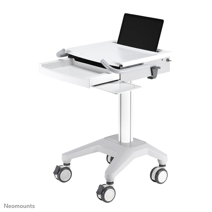 A Neomounts MED-M200 egy guruló munkaállomás laptop, billentyűzet és egér számára.
