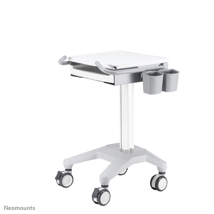A Neomounts MED-M200 egy guruló munkaállomás laptop, billentyűzet és egér számára.