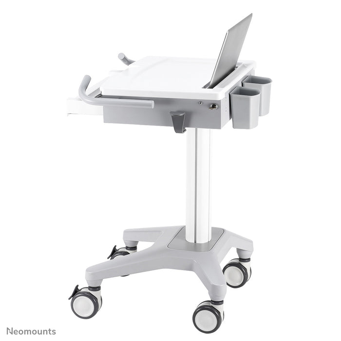 A Neomounts MED-M200 egy guruló munkaállomás laptop, billentyűzet és egér számára.