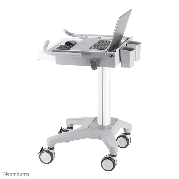 A Neomounts MED-M200 egy guruló munkaállomás laptop, billentyűzet és egér számára.