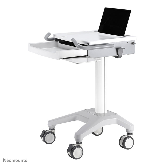 A Neomounts MED-M200 egy guruló munkaállomás laptop, billentyűzet és egér számára.
