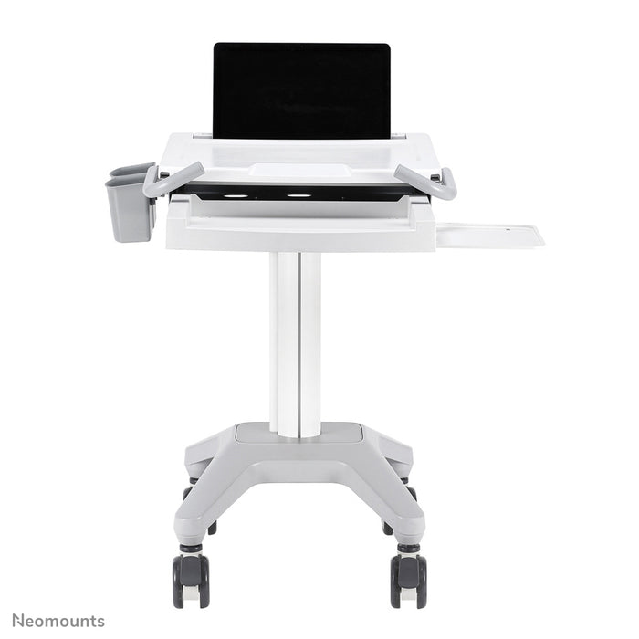 A Neomounts MED-M200 egy guruló munkaállomás laptop, billentyűzet és egér számára.