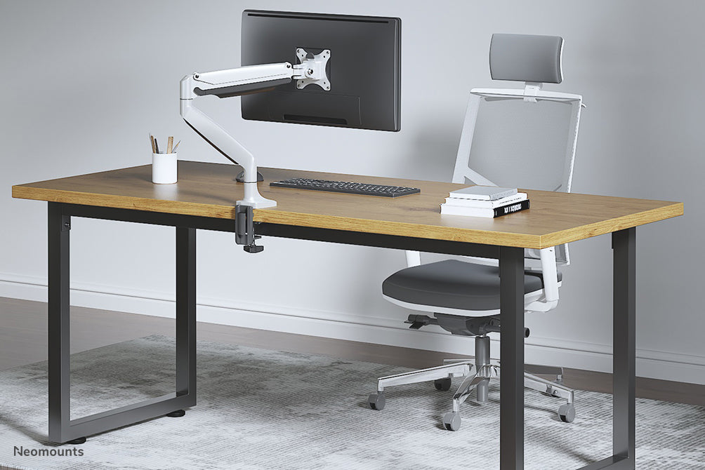 A Neomounts NM-D750 fehér egy gázrugós asztali tartó legfeljebb 32 hüvelykes (82 cm) lapos képernyőkhöz.