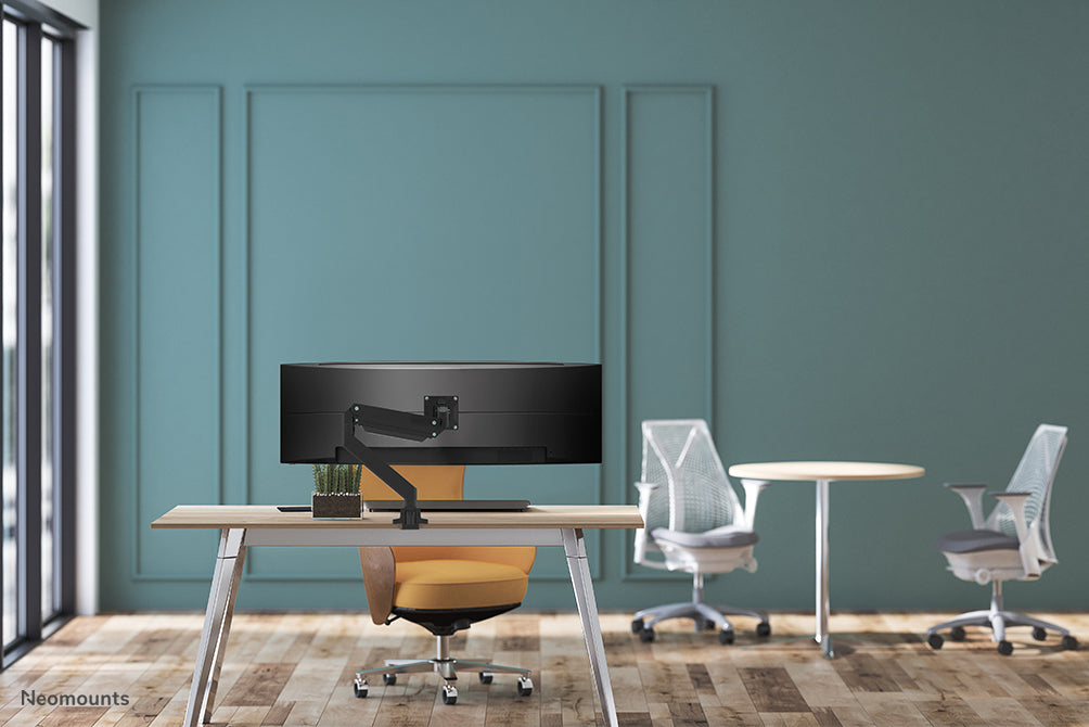 A Neomounts NM-D775 feketePLUS egy gázrugós asztali tartó ívelt monitorokhoz, legfeljebb 49 hüvelykes (124 cm) - Fekete