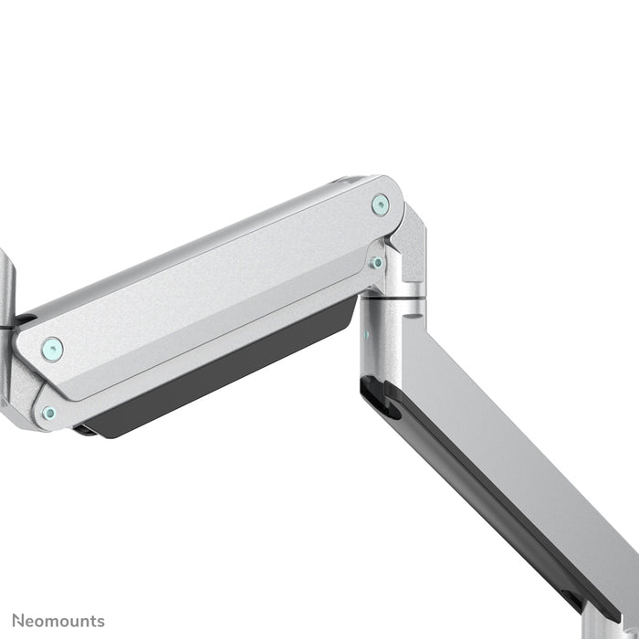 A Neomounts NM-D775DX3 ezüst egy gázrugós asztali tartó keresztléc és kar segítségével legfeljebb 27 hüvelykes (68,6 cm) lapos képernyőkhöz.