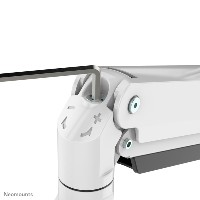 A Neomounts NM-D775DX3 fehér egy gázrugós asztali tartó keresztléc és kar segítségével legfeljebb 27 hüvelykes (68,6 cm) lapos képernyőkhöz.