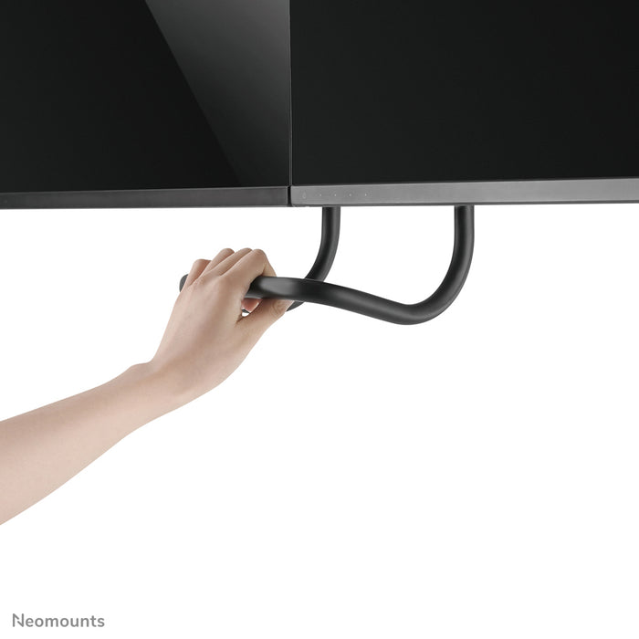A Neomounts NM-D775DX fekete egy gázrugós asztali tartó keresztléc és kar segítségével legfeljebb 32 hüvelykes (81 cm) lapos képernyőkhöz.