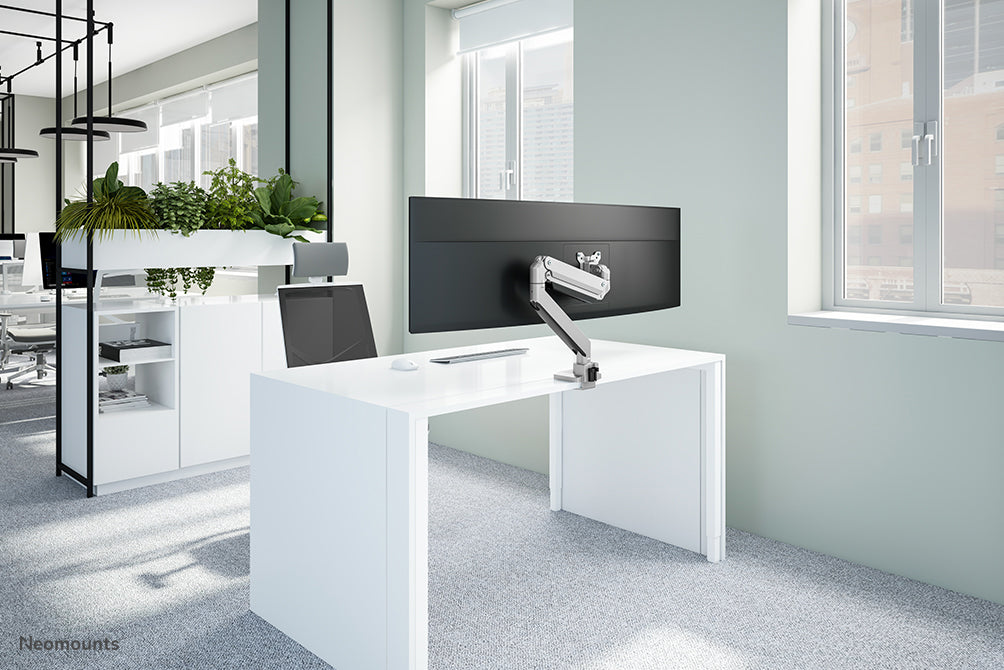 A Neomounts NM-D775 ezüstPLUS egy gázrugós asztali tartó ívelt monitorokhoz, legfeljebb 49 hüvelykes (124 cm) - Ezüst