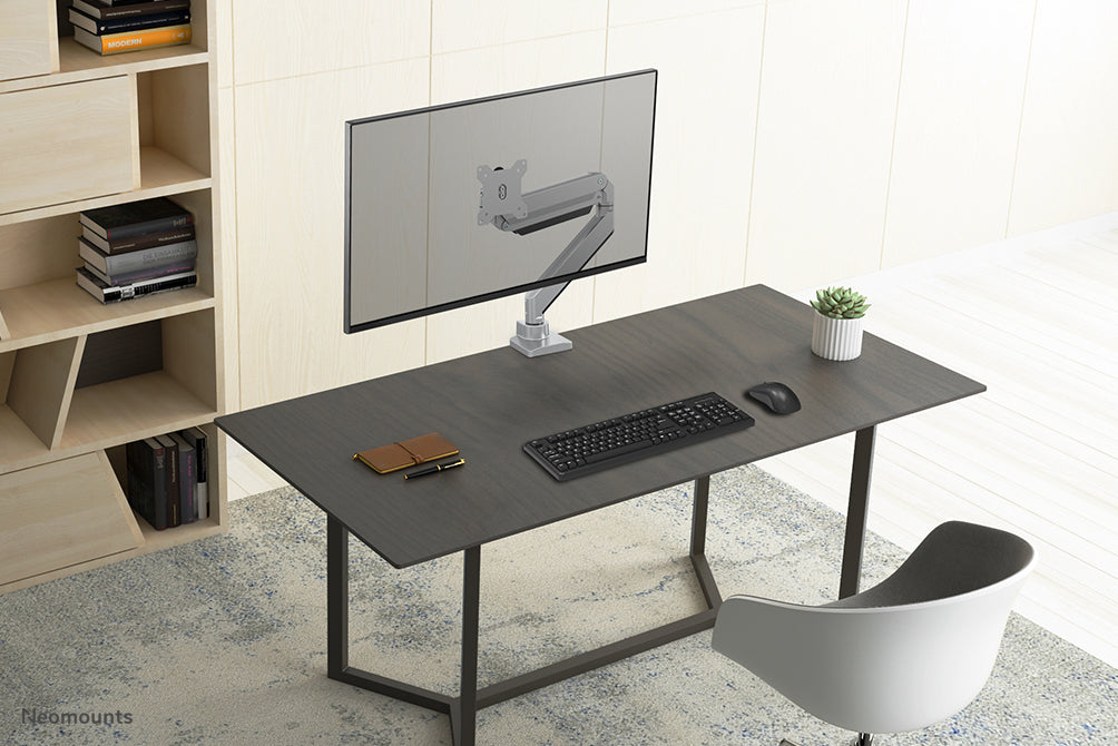 A Neomounts NM-D775 ezüst egy gázrugós asztali tartó legfeljebb 32 hüvelykes (81 cm) lapos képernyőkhöz - Ezüst
