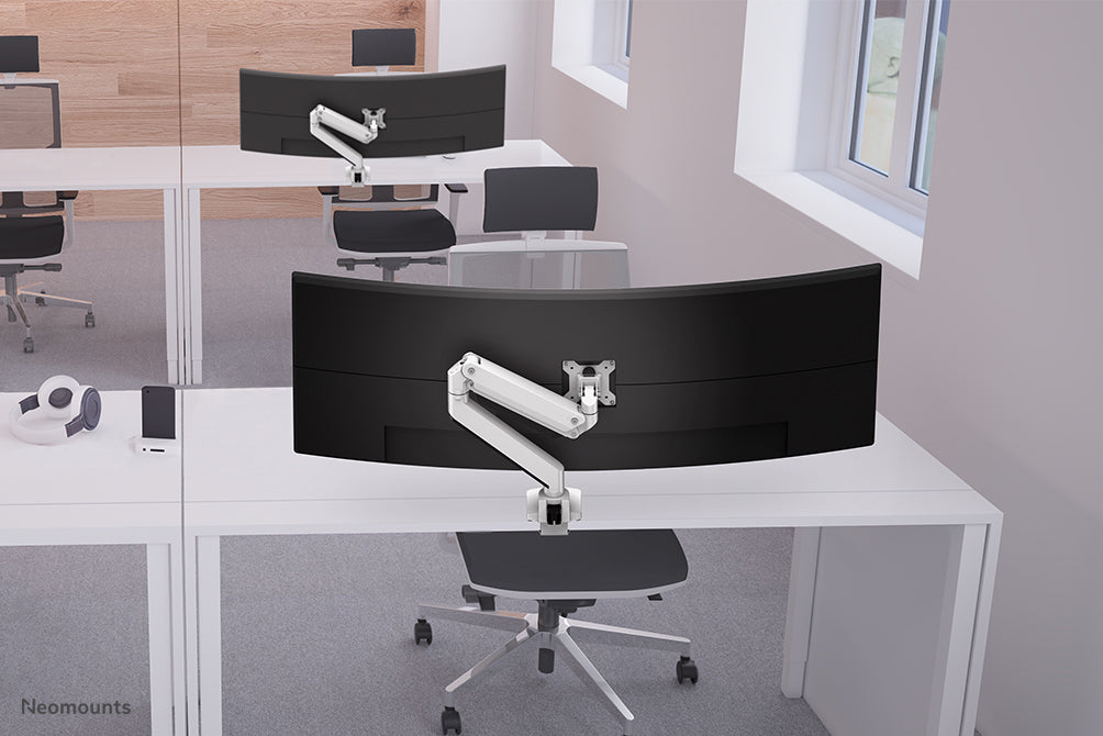 A Neomounts NM-D775 fehérPLUS egy gázrugós asztali tartó ívelt monitorokhoz, legfeljebb 49 hüvelykes (124 cm) - Fehér