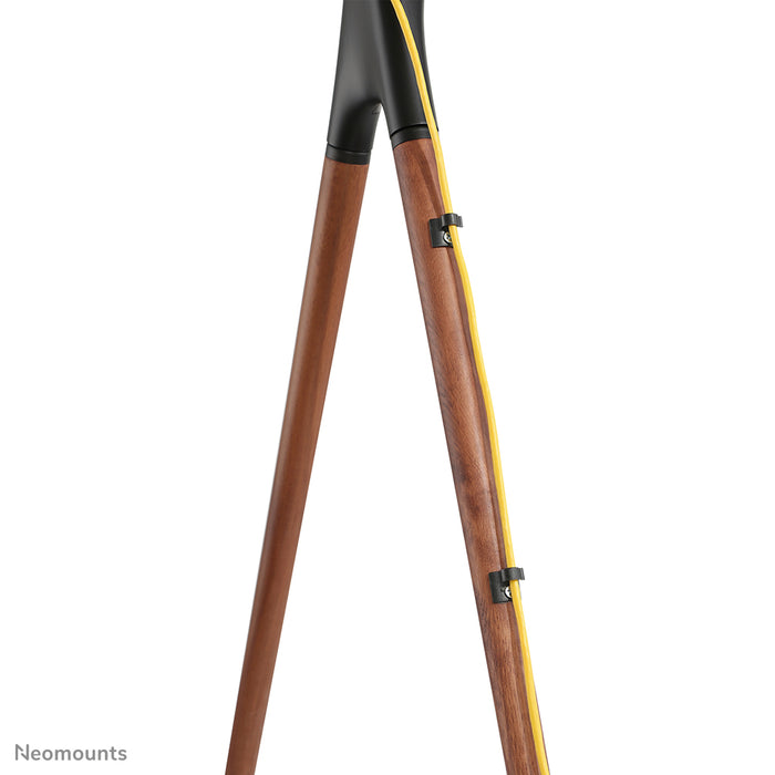 A Neomounts NM-M1000 fekete bútor lapos képernyős TV-khez akár 70 hüvelykig (178 cm).