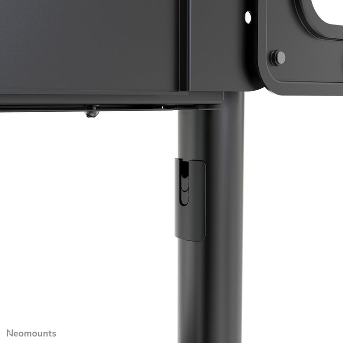 A Neomounts NS-M1250 fekete gurulós bútor lapos képernyős TV-khez 70 hüvelykig (178 cm). Tartalmaz laptop tartót - Fekete