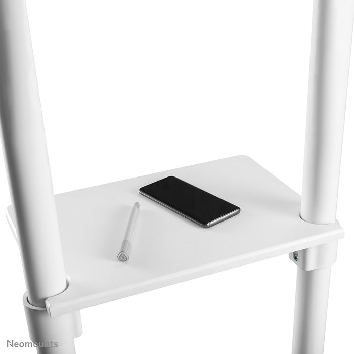 A Neomounts NS-M1250 fehér gurulós bútor lapos képernyős TV-khez 70 hüvelykig (178 cm). Tartalmaz laptop tartót - Fehér