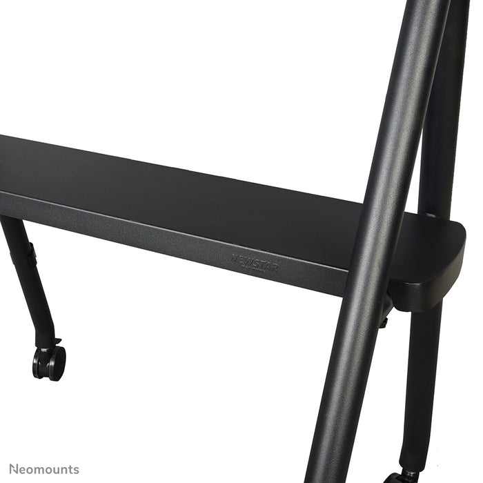 A Neomounts NS-M1500 fekete gurulós bútor lapos képernyős TV-khez 65 hüvelykig (165 cm). Tartalmaz laptop tartót - Fekete