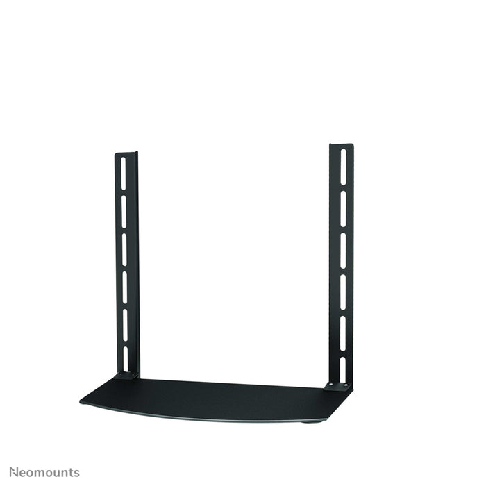 A Neomounts AV tartó, NS-SHELF100 modell, ideális AV eszközök elhelyezéséhez lapos képernyős tartók alatt.