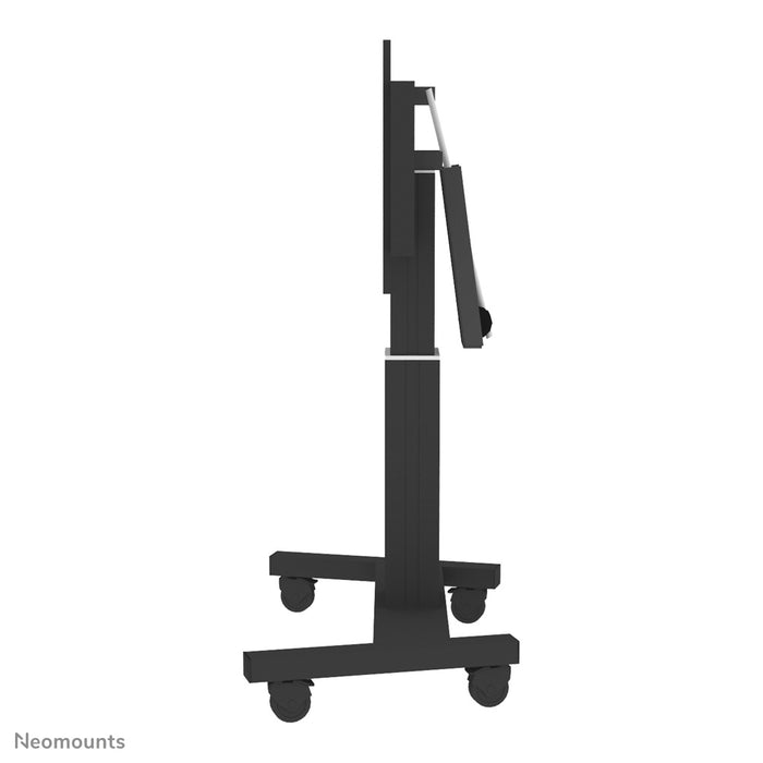 A Neomounts PLASMA-M2500T fekete egy elektromosan magasságban állítható trolly 90 fokos döntési funkcióval lapos képernyőkhöz 100 hüvelykig.